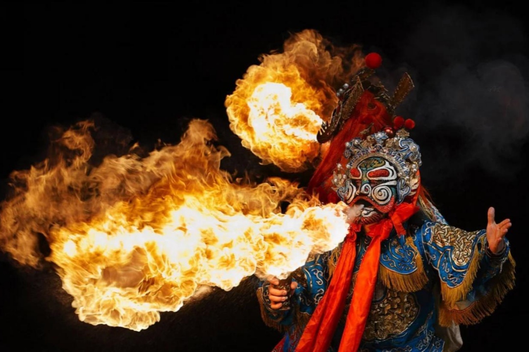 Viaje de Medio Día de Espectáculo de Ópera de Sichuan con Cambio de Máscaras y Escupidor de Fuego