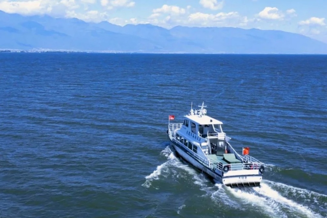 Pasear por el Lago Erhai en una Barca Pequeña