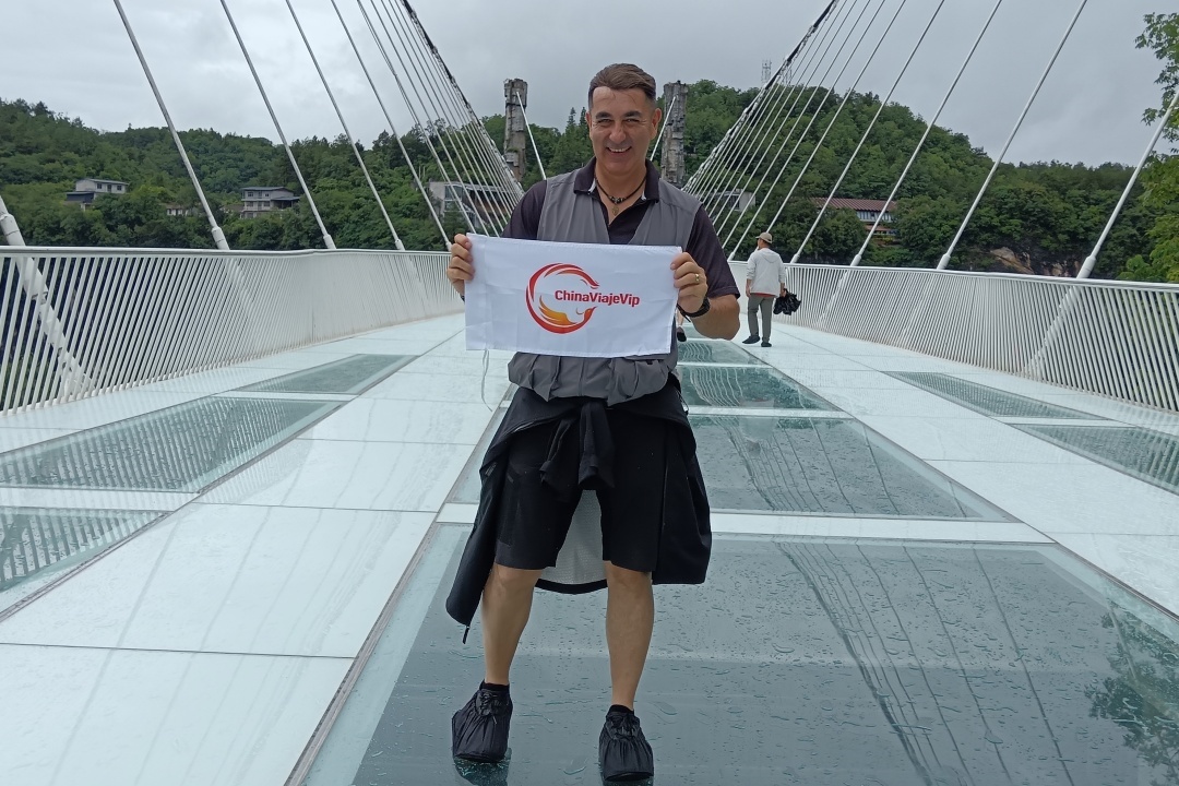 Gran Cañón de Zhangjiajie: Puente de Cristal y Aventura en Profundidad